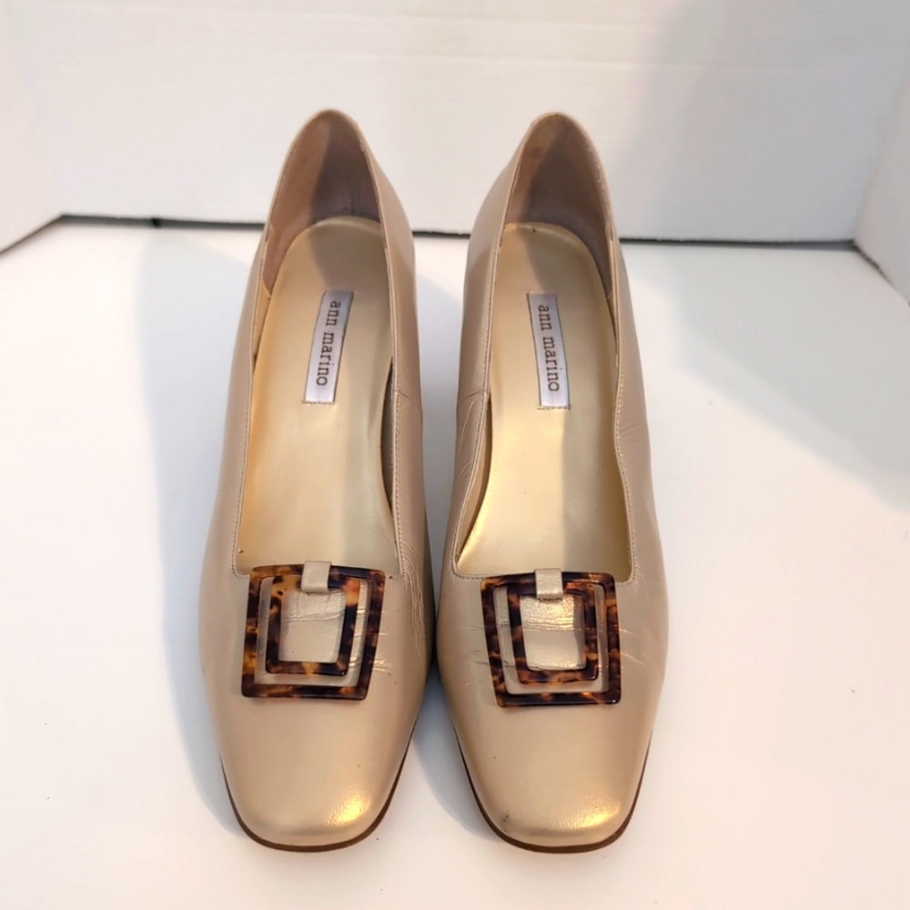 Ann Marino Leather Gold Tone Block Heels w/ Tortoise Shell Ornamental Buckle 10M